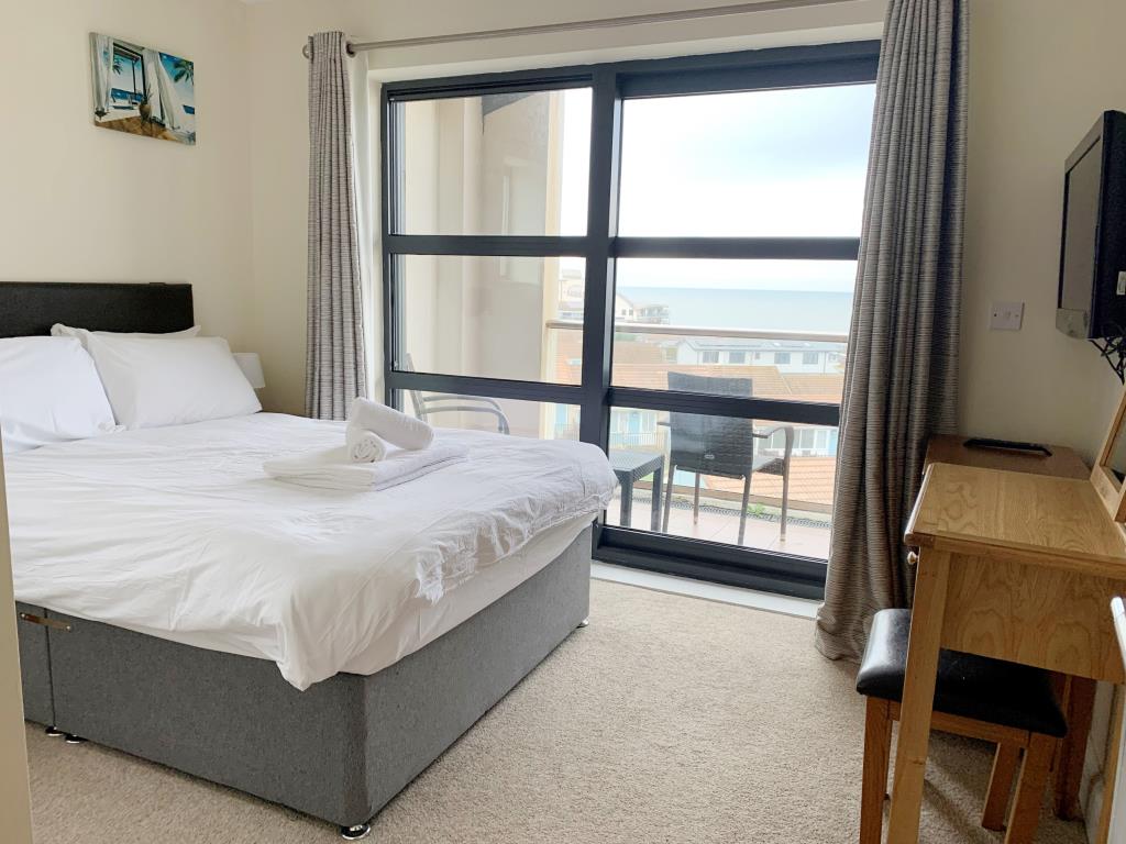Lot: 120 - TOP FLOOR HOLIDAY APARTMENT WITH SEA VIEWS FOR INVESTMENT - 